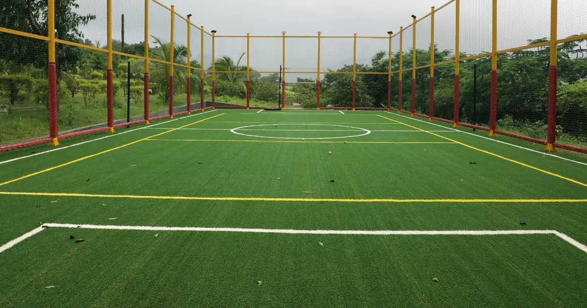Synthetic sports turf and padel